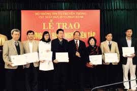 804 biên tập viên NXB được trao chứng chỉ hành nghề