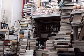 Sống trong "hang động sách"