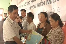 Tặng bản đồ và hỗ trợ kiến thức phòng, chống bão cho ngư dân và học sinh