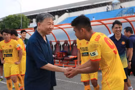 Đại tướng Tô Lâm xuống sân chúc mừng CLB bóng đá CAND