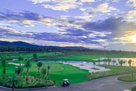 Hấp dẫn giải golf mừng khai trương Hoa Nắng Camping Beach Resort