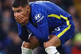 Chelsea bị đóng băng tài khoản ngân hàng, thậm chí không thể mua xăng