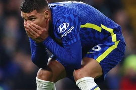 Chelsea bị đóng băng tài khoản ngân hàng, thậm chí không thể mua xăng
