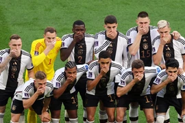 Vì sao tuyển Đức đồng loạt che miệng trước trận thua Nhật Bản?