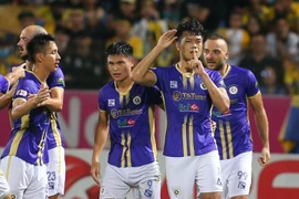 SLNA bị đuổi người, Hà Nội FC thắng ngược và độc chiếm ngôi đầu