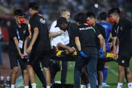 Cầu thủ U23 Malaysia phải đi cấp cứu giữa trận gặp Thái Lan