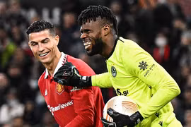 Thủ môn được chấm 9,9 điểm dù để thủng lưới trước MU