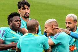 Hai ngôi sao tuyển Brazil lao vào 'choảng' nhau trên sân tập