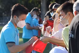 Quang Hải, Công Phượng 'mỏi tay' ký tặng người hâm mộ ở Australia