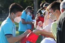 Quang Hải, Công Phượng 'mỏi tay' ký tặng người hâm mộ ở Australia