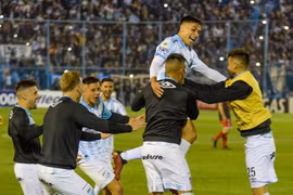 Cầu thủ Argentina ghi bàn từ cự ly 70m gây sốt