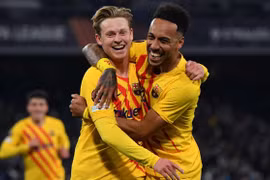 Aubameyang tỏa sáng, Barca đè bẹp Napoli để vào vòng 1/8