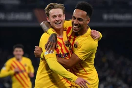 Aubameyang tỏa sáng, Barca đè bẹp Napoli để vào vòng 1/8