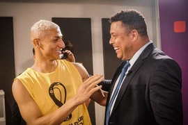 Richarlison dạy Ronaldo nhảy ăn mừng sau trận thắng Hàn Quốc