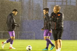 Thầy trò HLV Park co ro dưới mưa lạnh, phải nghỉ tập sớm ở Nhật Bản