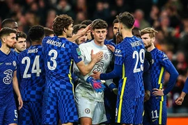 Cả đội Chelsea an ủi Kepa sau loạt luân lưu tệ chưa từng thấy