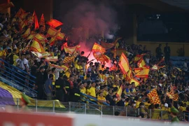 Hà Nội FC và Nam Định cùng bị phạt vì pháo sáng ở Hàng Đẫy
