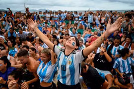 Người Argentina òa khóc với chiến thắng của đội nhà