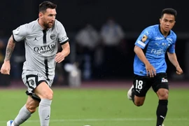 'Messi Thái' vô hại khi chạm trán Messi 