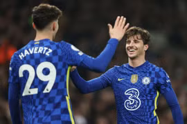 Chelsea thắng to giữa giông bão