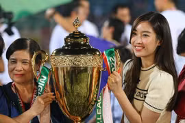 Hoa hậu Đỗ Mỹ Linh tươi rói ăn mừng CLB Hà Nội vô địch