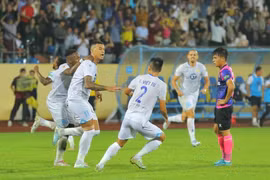 Thắng đậm Sài Gòn ở 'chung kết ngược', Nam Định trụ hạng thành công