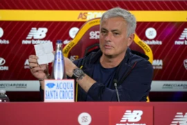HLV Mourinho buông lời vùi dập phóng viên giữa họp báo