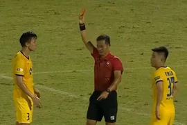 Quế Ngọc Hải nhận thẻ đỏ sau pha 'quật ngã' đối thủ gây tranh cãi