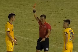 Quế Ngọc Hải nhận thẻ đỏ sau pha 'quật ngã' đối thủ gây tranh cãi