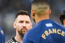 Messi nháy mắt đầy tự tin với Mbappe trước chung kết