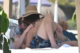 Jorginho 'diễn cảnh nóng' với bạn gái trên bãi biển