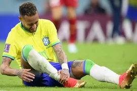 Neymar bật khóc đau đớn trong chiến thắng của Brazil