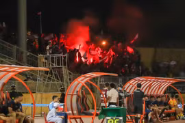 CĐV Hải Phòng lại 'làm loạn' sân Vinh bằng pháo sáng