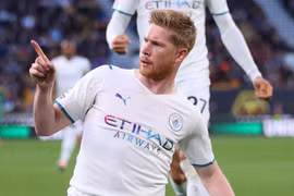 De Bruyne lần đầu lập poker, Man City tiến sát ngai vàng