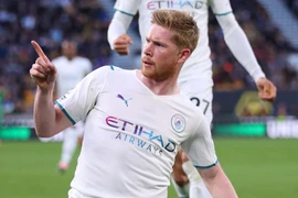 De Bruyne lần đầu lập poker, Man City tiến sát ngai vàng