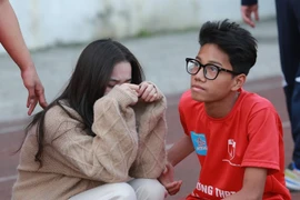 Cô giáo trẻ bật khóc khi chứng kiến các học trò dừng bước