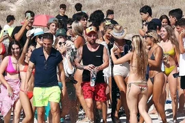 Messi ngại ngùng khi bị dàn người đẹp bikini vây quanh