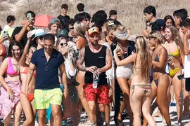 Messi ngại ngùng khi bị dàn người đẹp bikini vây quanh