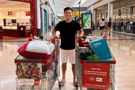 Quang Hải tươi rói đi mua đồ dùng sinh hoạt tại Pháp