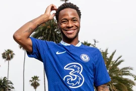 Sterling chính thức trở thành 'bom tấn' đầu tiên của Chelsea