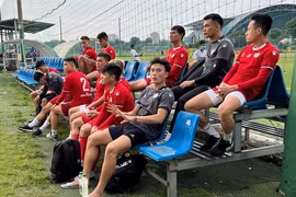 Thủ môn Bùi Tiến Dũng bỏ tập vì bị cắt giảm tiền lót tay