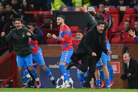 Fan quá khích MU tấn công HLV Simeone bằng vật thể lạ