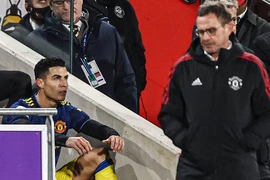 Ronaldo ném áo MU vì bất bình với HLV Rangnick