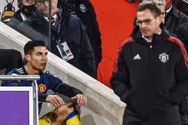 Ronaldo ném áo MU vì bất bình với HLV Rangnick
