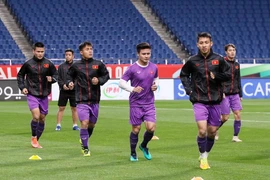 Tuyển Việt Nam làm quen SVĐ 6 vạn chỗ đấu Nhật Bản