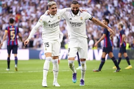 Benzema che mờ Lewandowski, Real đè bẹp Barca ở Siêu kinh điển
