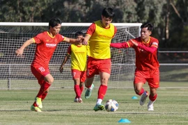 ĐT Việt Nam ra sân tập ngay sau khi đến Australia