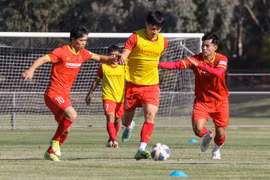 ĐT Việt Nam ra sân tập ngay sau khi đến Australia
