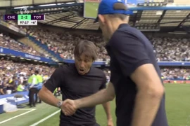 Cận cảnh drama bắt tay dẫn đến thẻ đỏ của Tuchel và Conte