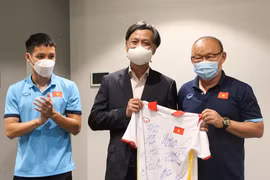 Thầy trò HLV Park đón vị khách đặc biệt tại Australia